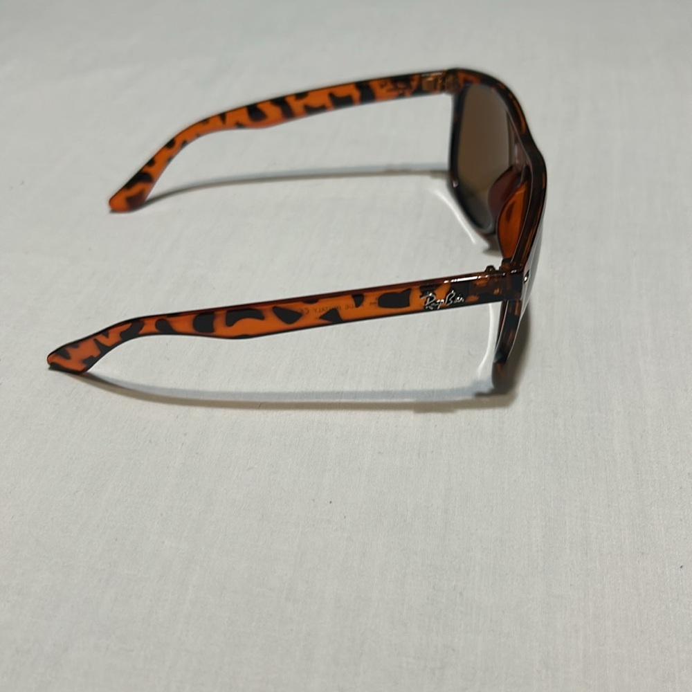Ray-Ban Wayfarer Sunglasses in a tortoise shell pattern made in Italy - Picture 4 of 6